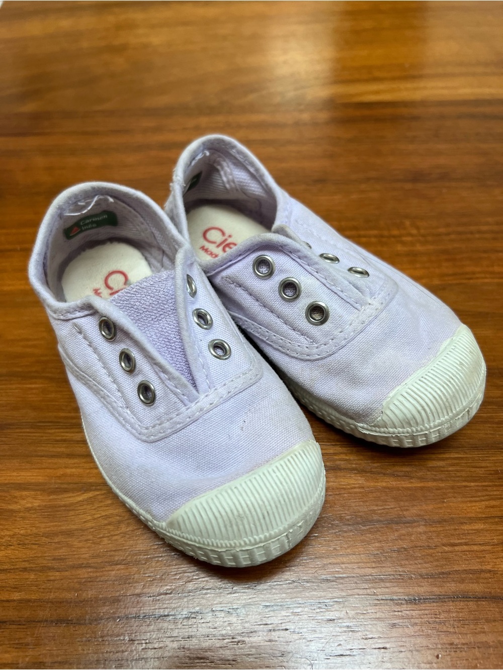 Cienta toddler Slip-On Canvas Sneakers size 6